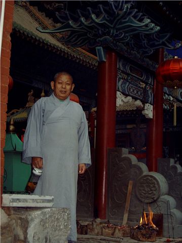 taiyuan 586w- Mt_Mianshan - monk